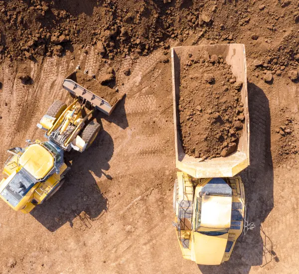 Aushubtransport mit kurzen Wegen LKW transportiert Aushubmaterial auf einer Baustelle